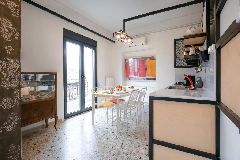 雅典Living modern in the centre of history的厨房以及带桌椅的用餐室。