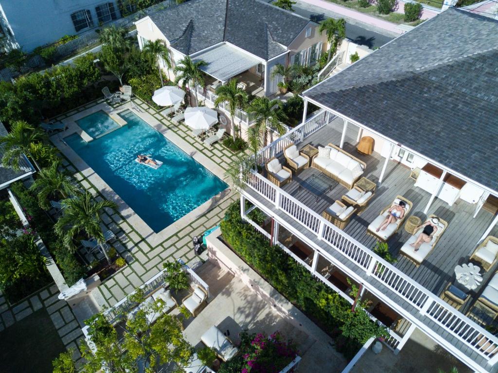 哈勃岛Eleven Bahama House的享有带游泳池的别墅的顶部景致
