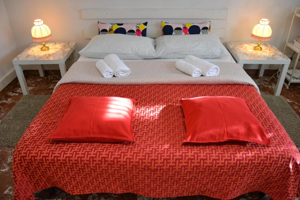 比萨我的路住宿加早餐旅馆的床上有两个红色枕头的床