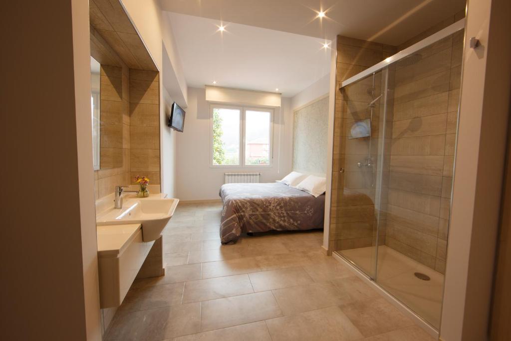 欧特斯Casa Peto Outes的一间带床、水槽和淋浴的浴室