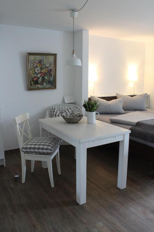 霍瓦赫特❤️ KLEINE AUSZEIT ❤️的客厅配有白色桌子和沙发