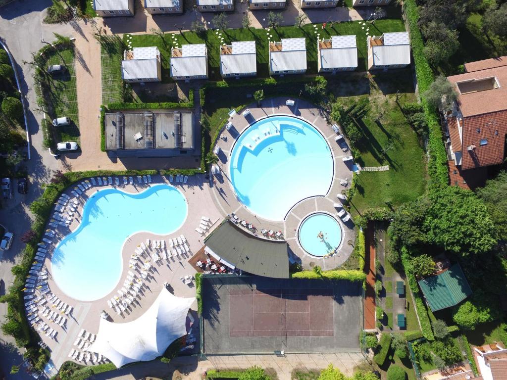 圣费利切德尔贝纳科Campeggio Europa Silvella的公园游泳池的顶部景色
