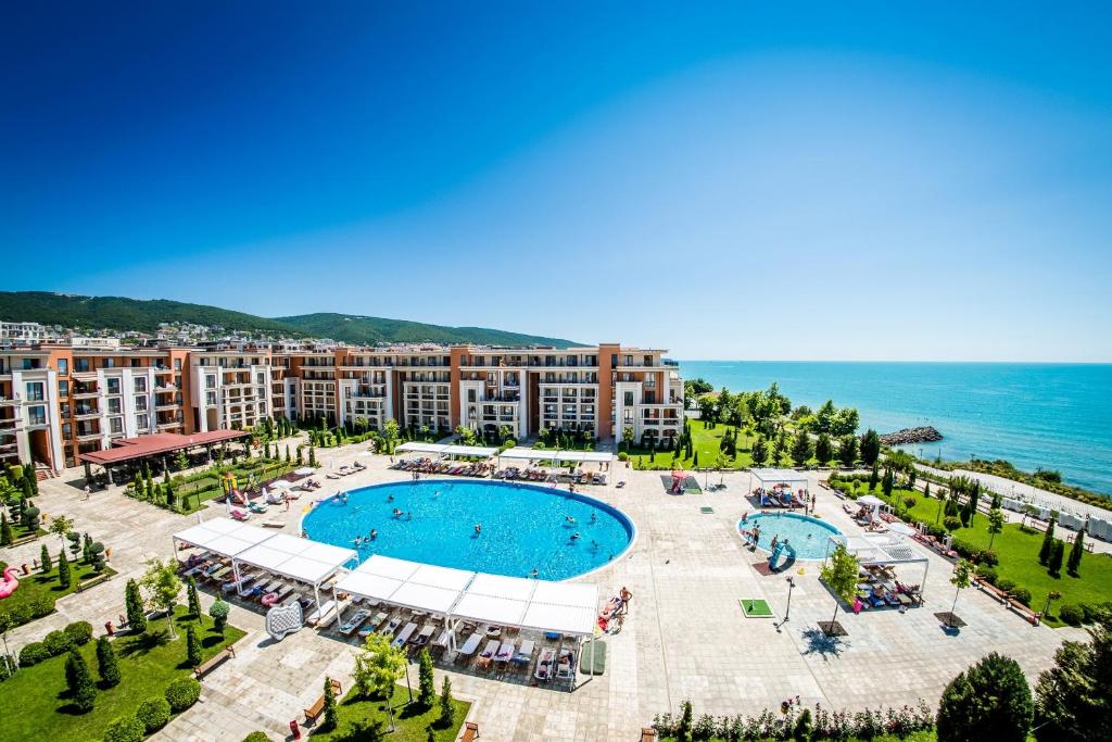 阳光海滩普雷斯蒂奇桑兹度假酒店的享有度假胜地的空中景致,设有游泳池和海洋