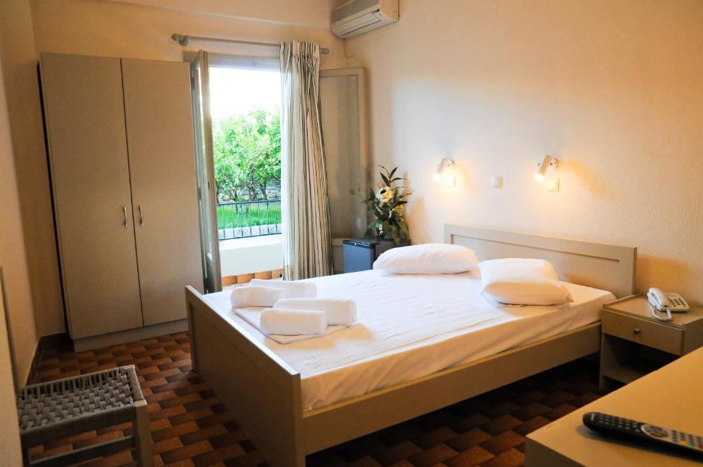 阿尔戈斯托利酒店客房内的一张或多张床位