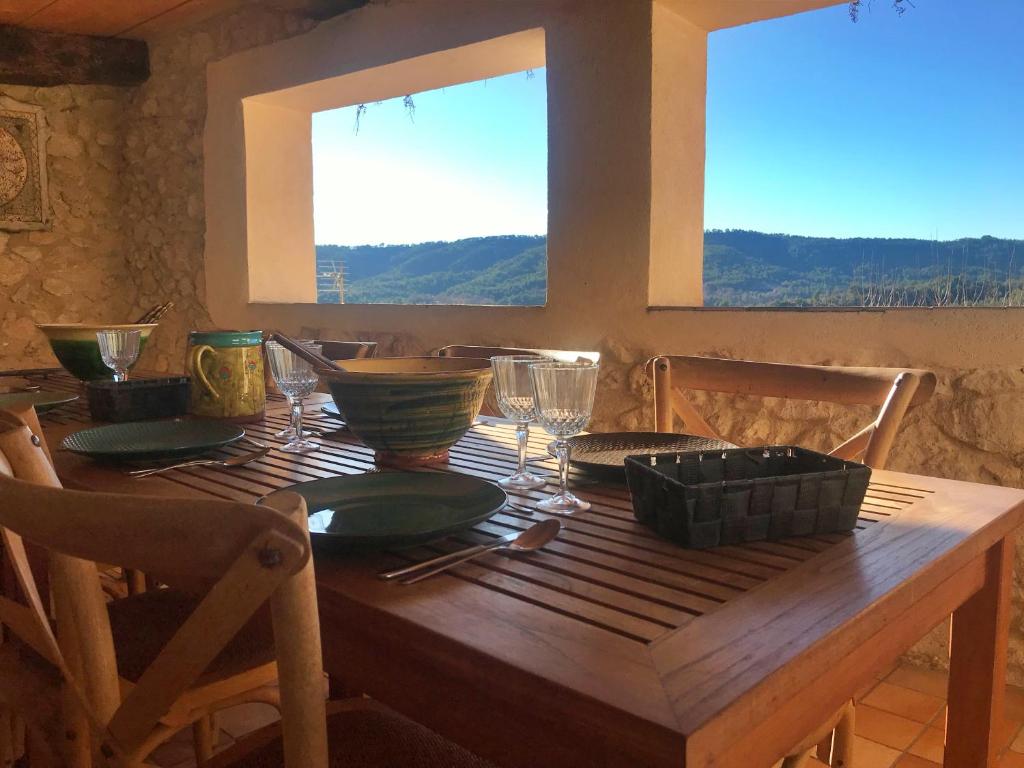 穆斯捷-圣玛丽L'Escalo的一张木桌,上面有盘子和玻璃杯