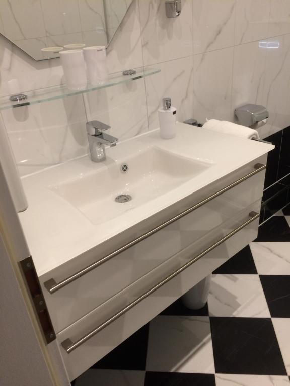 BurgHotel Villa Wittstock的浴室设有白色水槽和镜子