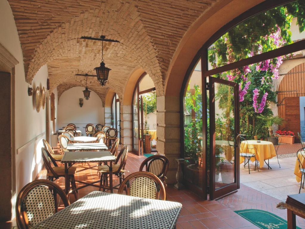 圣费利切德尔贝纳科圣费利丝酒店的户外庭院配有桌椅。