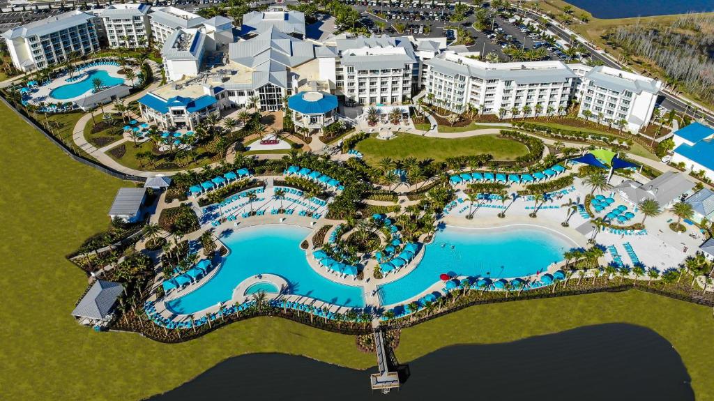 奥兰多Margaritaville Resort Orlando的享有带游泳池的度假村的空中景致