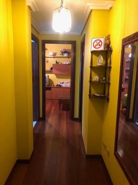 巴约讷Rías Baixas的黄色墙壁的房间走廊
