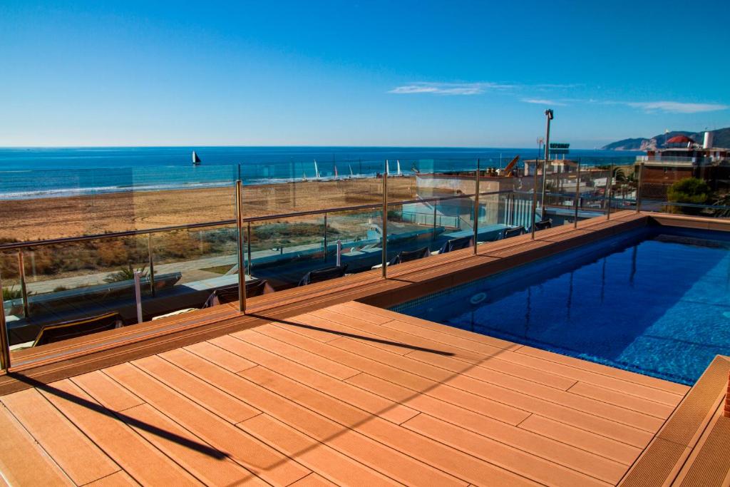 卡斯特尔德费尔斯马里提姆公寓酒店的享有海滩景致的游泳池