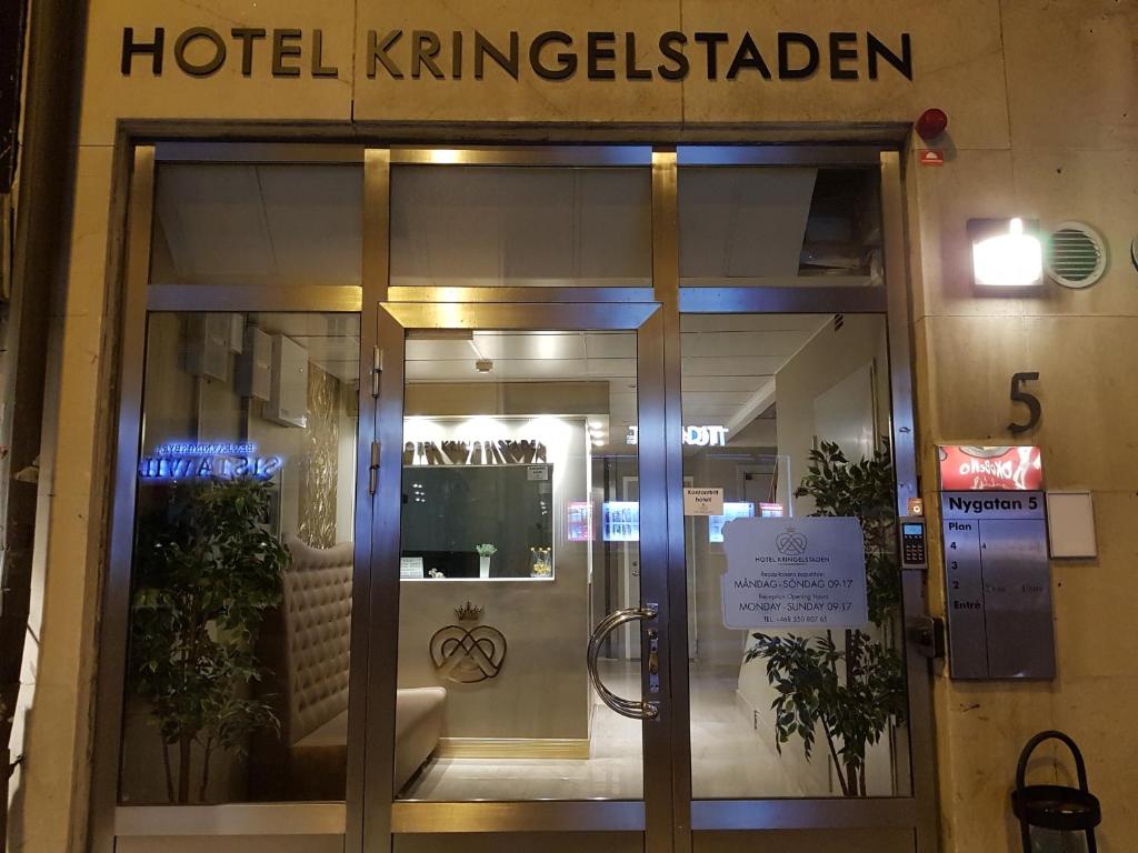 南泰利耶Hotel Kringelstaden的门上标有酒店入口