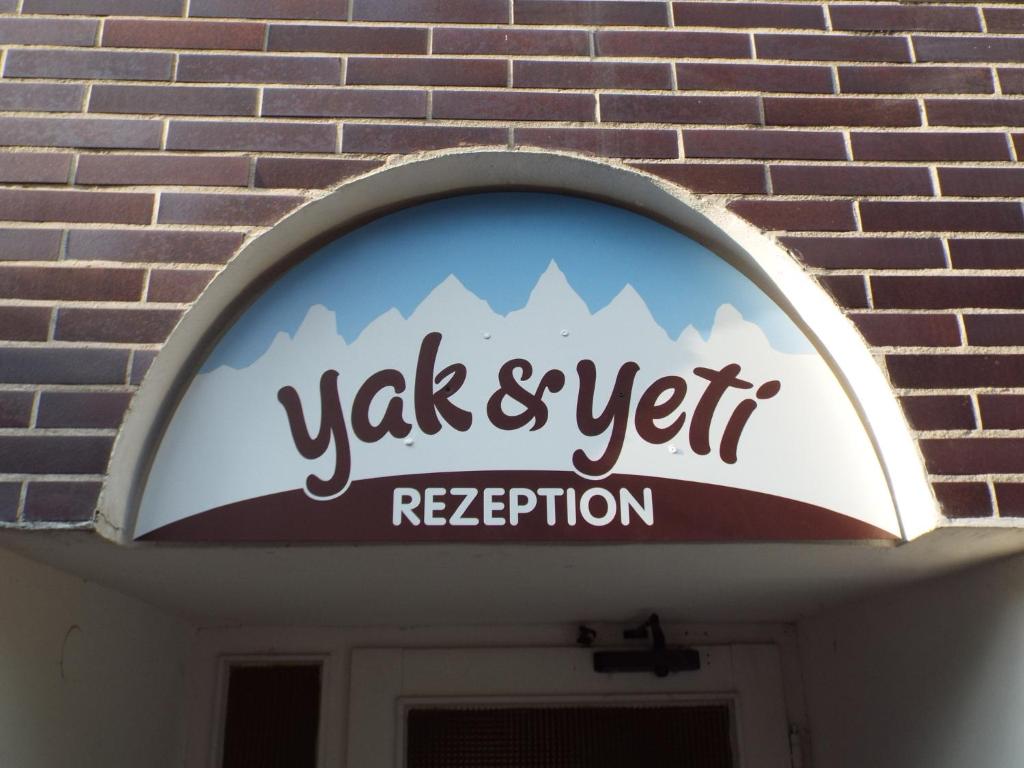 巴特洪内夫Pension Yak und Yeti的建筑门上的标志