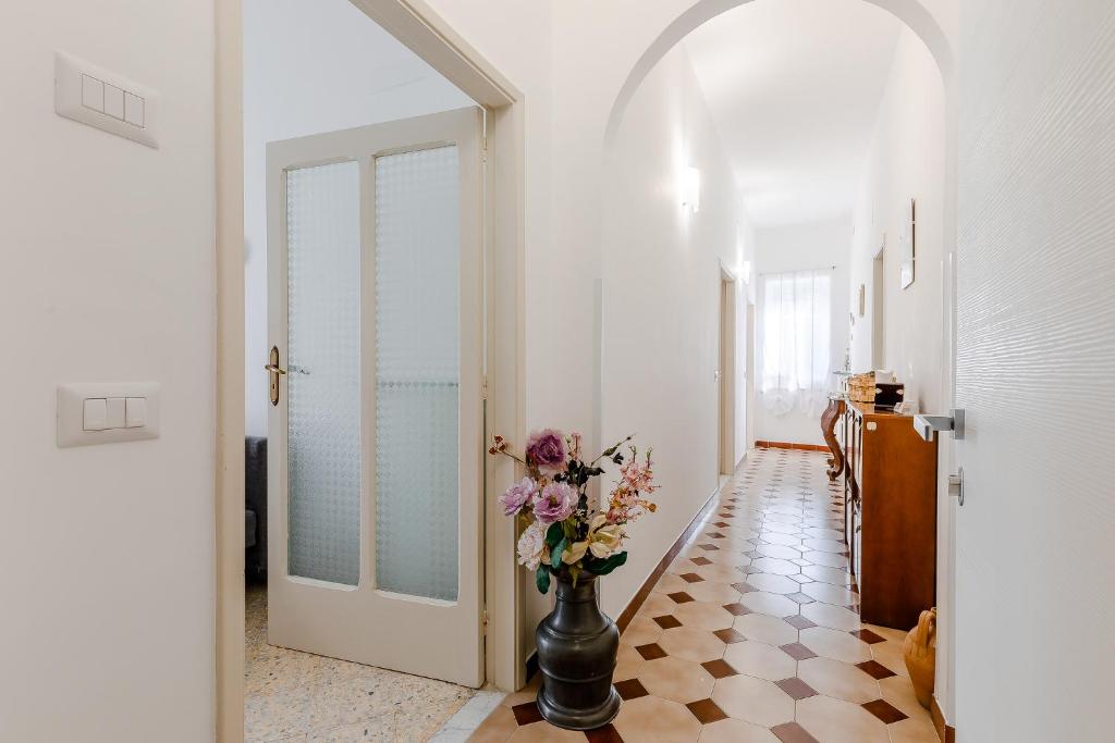 拉维罗A casa di Pissi - apartment的走廊上,地板上花瓶