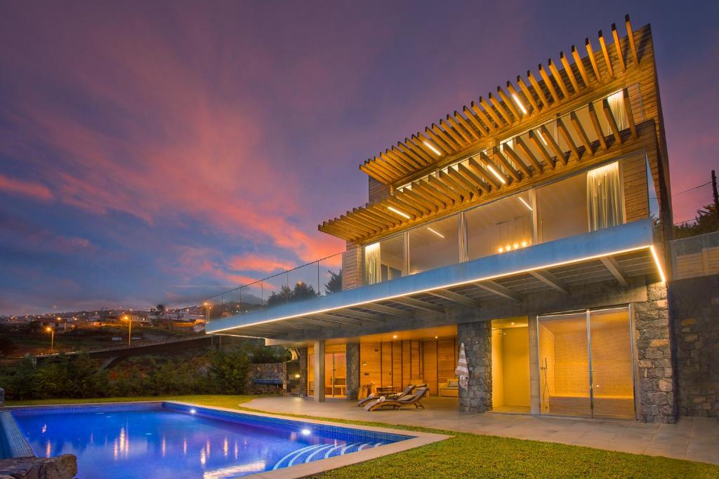 加乌拉Prestige Sea View Villa的一座房子前面设有游泳池