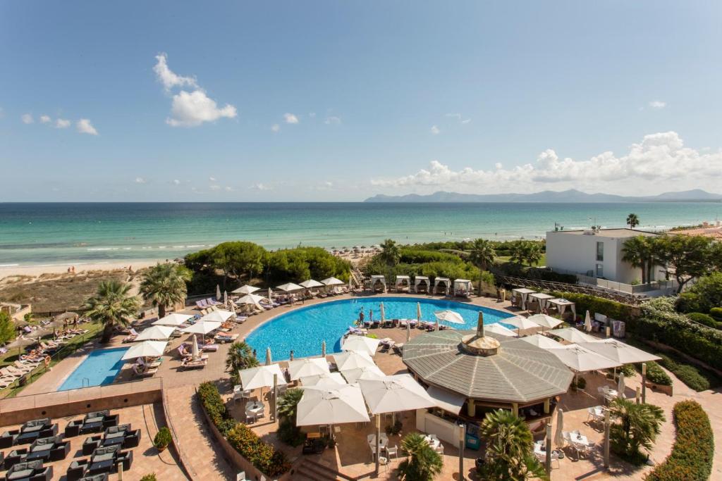穆罗海滩Palace de Muro的享有度假胜地的空中景致,设有游泳池和海滩