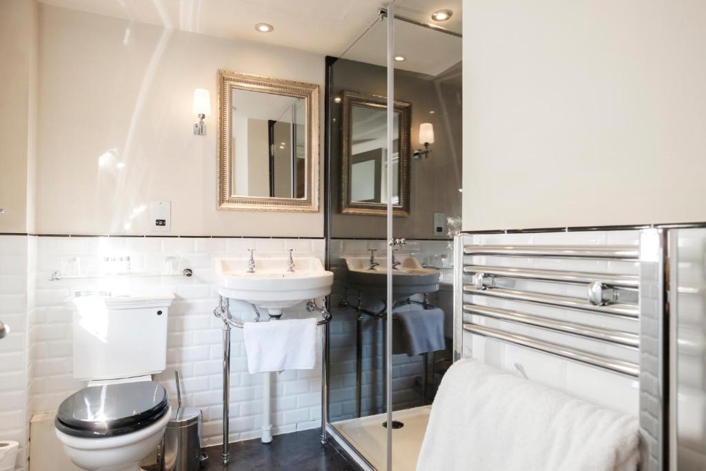 埃文河畔斯特拉特福白天鹅酒店的一间带两个盥洗盆和卫生间的浴室