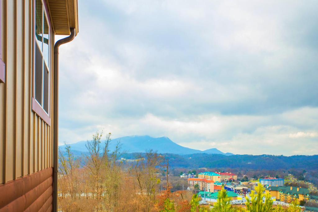 鸽子谷The Lodges of the Great Smoky Mountains by Capital Vacations的从大楼的窗户欣赏到城市美景
