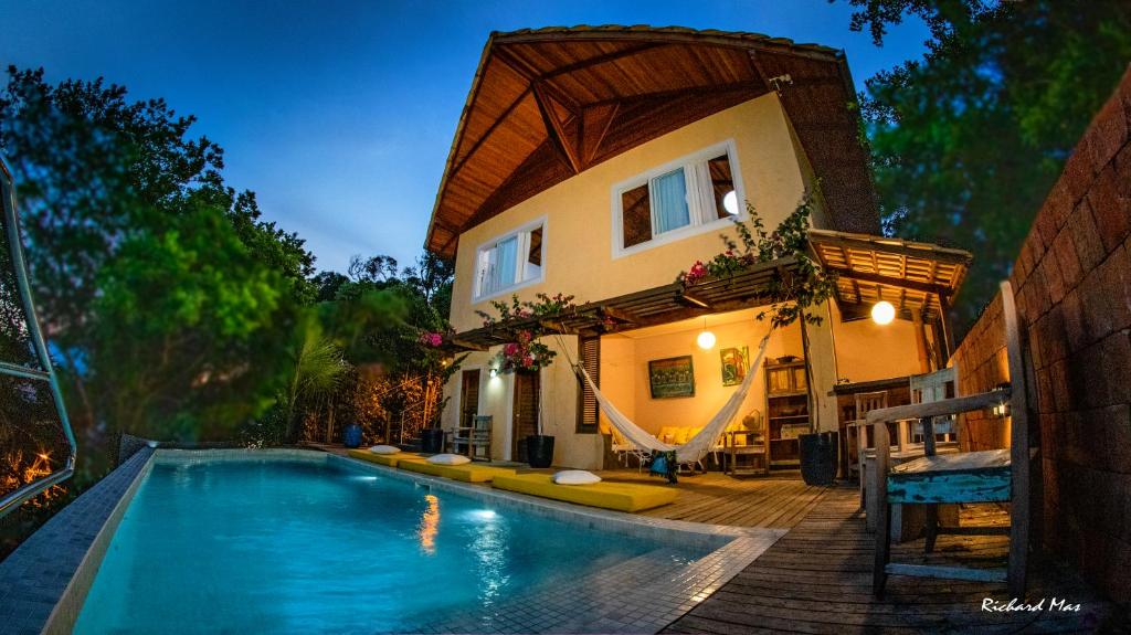 莫罗圣保罗Casa Mairy的房屋前有游泳池的房子