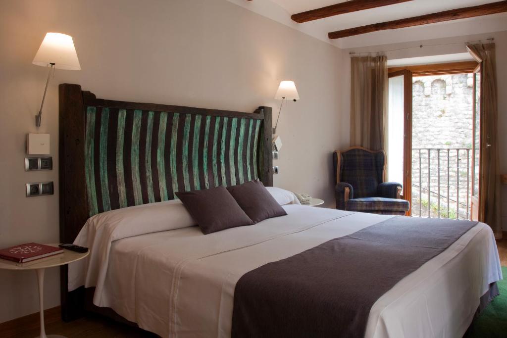 艾丝黛拉霍斯佩德拉夏皮特酒店的一间卧室设有一张大床和一个窗户。