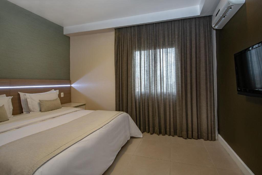 马瑙斯阿德利亚诺波利斯全套房酒店的酒店客房设有床和窗户。