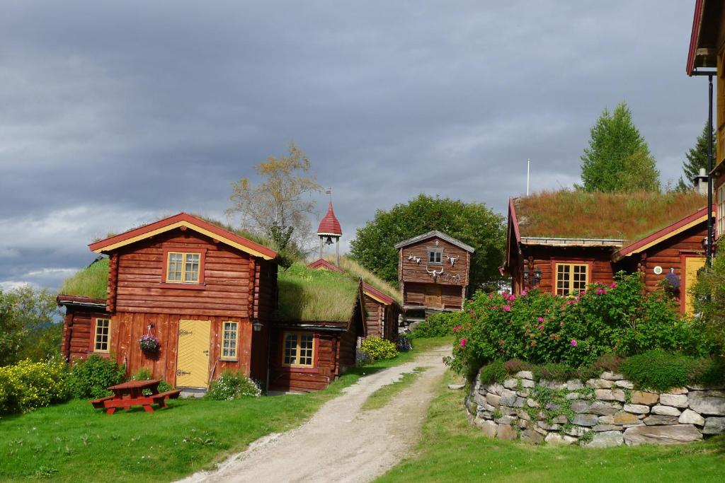 RendalenRomenstad Hytter的一群草屋顶和土路的房子