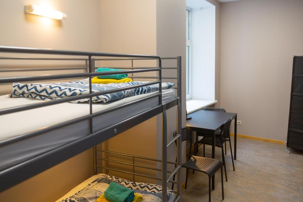 里加自由旅舍的客房设有两张双层床和一张书桌。