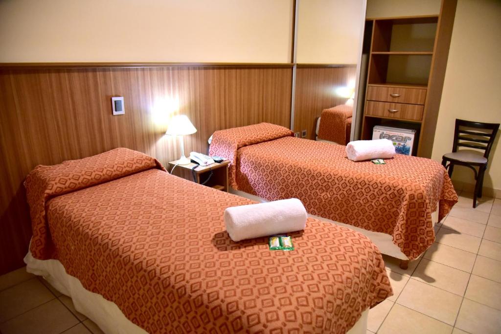 科连特斯Hotel Confianza的酒店客房,设有两张床和镜子