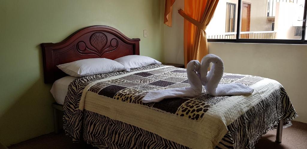 洛哈普卡拉旅馆的一间设有一张带人腿的床的房间