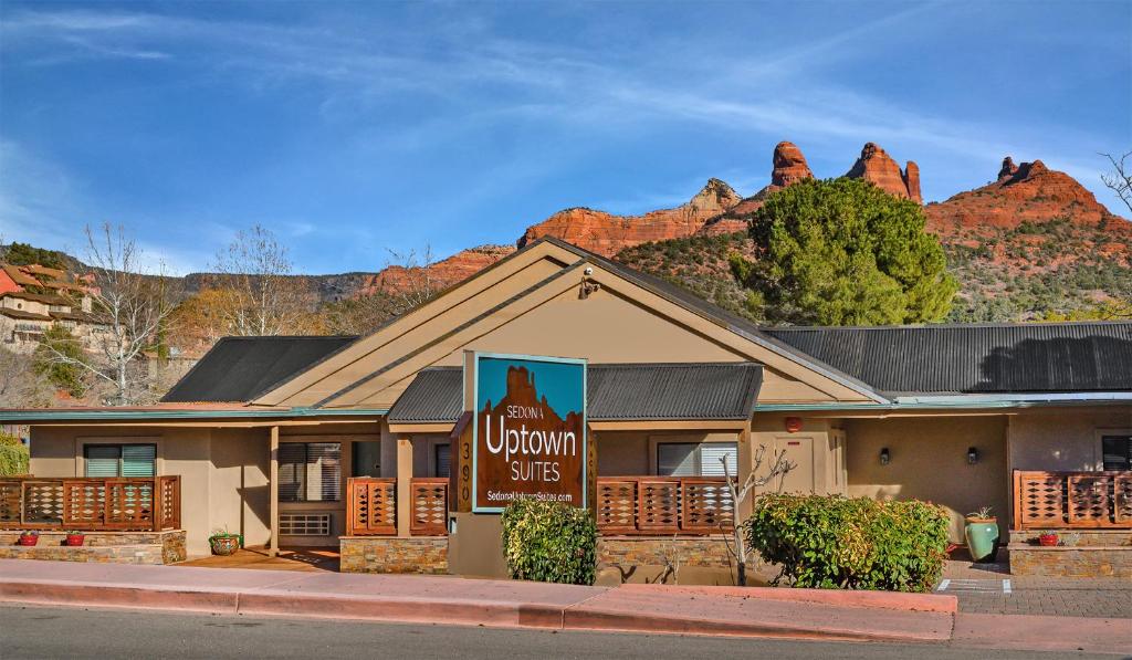 塞多纳Sedona Uptown Suites的一座有标志的建筑,背景是一座山