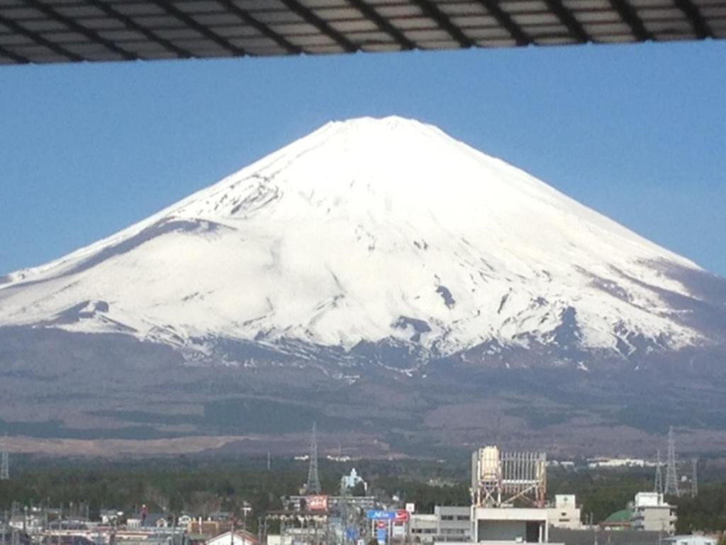 御殿场市御殿场市坦波波富士公寓的城市前的雪覆盖的山