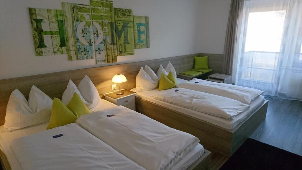 特里尔德切仁或福酒店的酒店客房设有两张床和窗户。