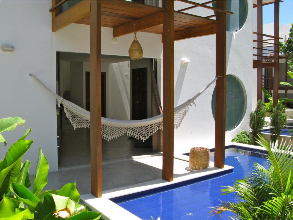 皮帕La Réserve Design Villas的一个带吊床和游泳池的别墅