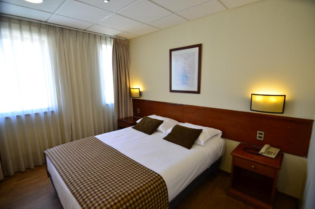 圣地亚哥Tur Hotel Santiago的酒店客房设有床和窗户。