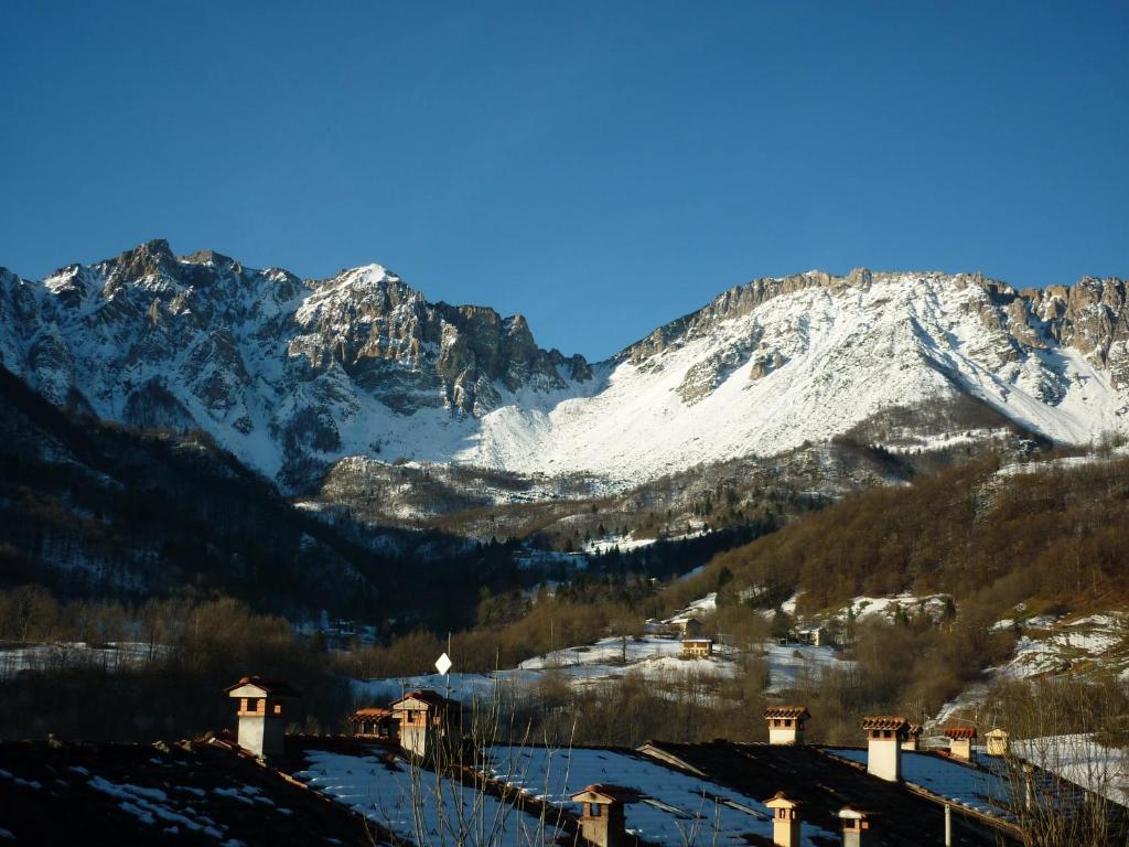 雷科阿罗泰尔梅Casa da 2 a 7 posti nelle Piccole Dolomiti的山地,有一座城镇