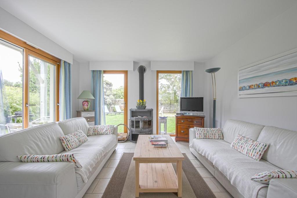 滨海圣洛朗Les Costils的客厅配有白色沙发和咖啡桌