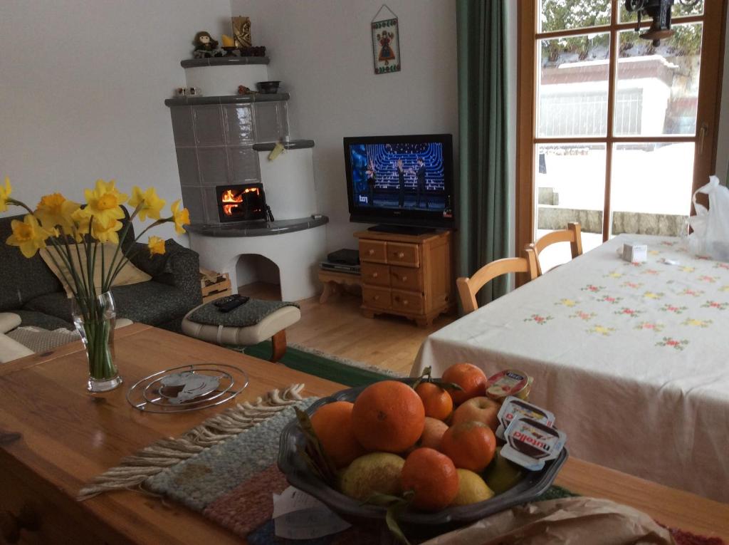 圣洛伦佐-迪塞巴托mountain view的客厅配有带一碗水果的桌子