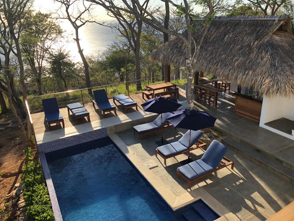 南圣胡安Verdad Nicaragua的游泳池的形象,游泳池的椅子和遮阳伞