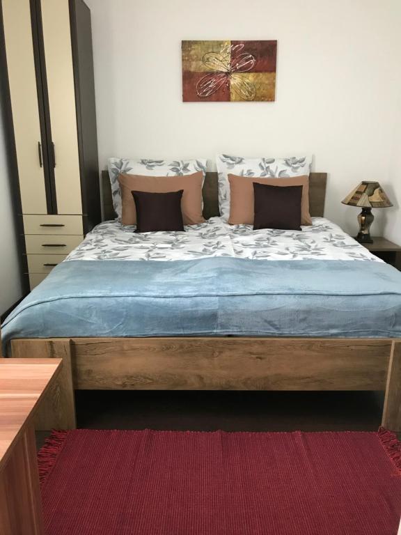 VogošćaSweet Garden的一间卧室配有一张带蓝色床单和枕头的床。