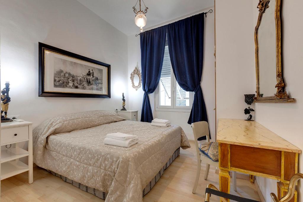佛罗伦萨法恩莎公寓 的一间卧室配有一张床、一张桌子和一张书桌