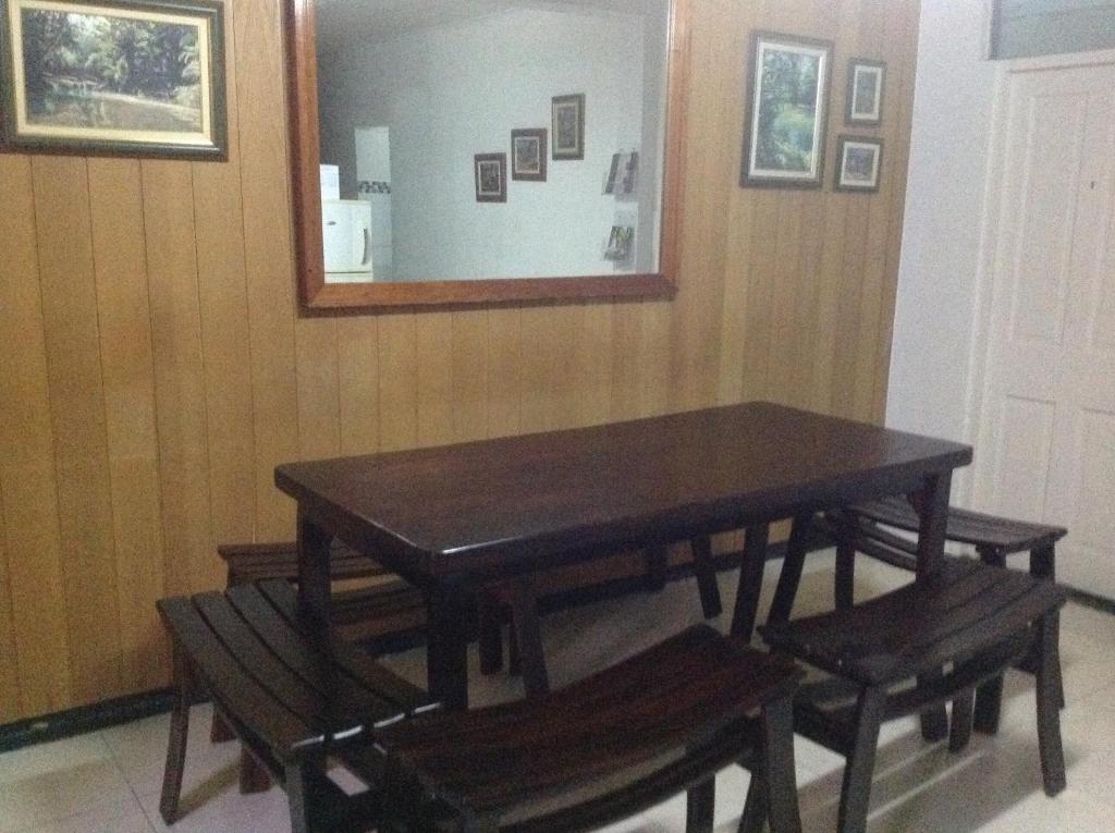 DʼArbeauMitchell's Guest House的餐桌、长凳和镜子