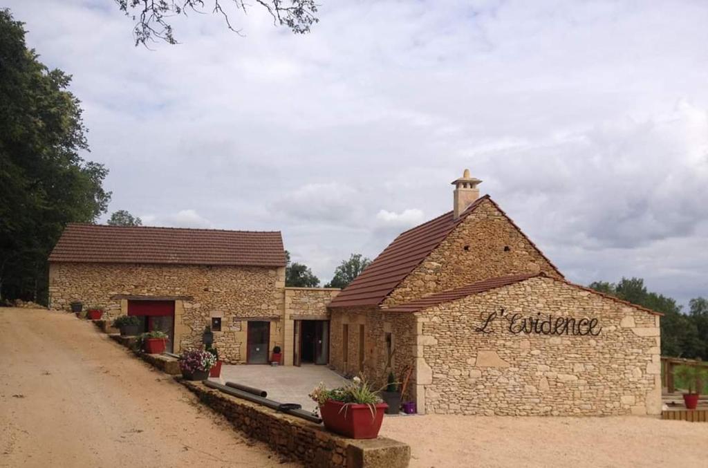 La Chapelle-Aubareil乐维德恩斯住宿加早餐旅馆的一块砖砌的建筑,上面有读罗瑟福德的标志