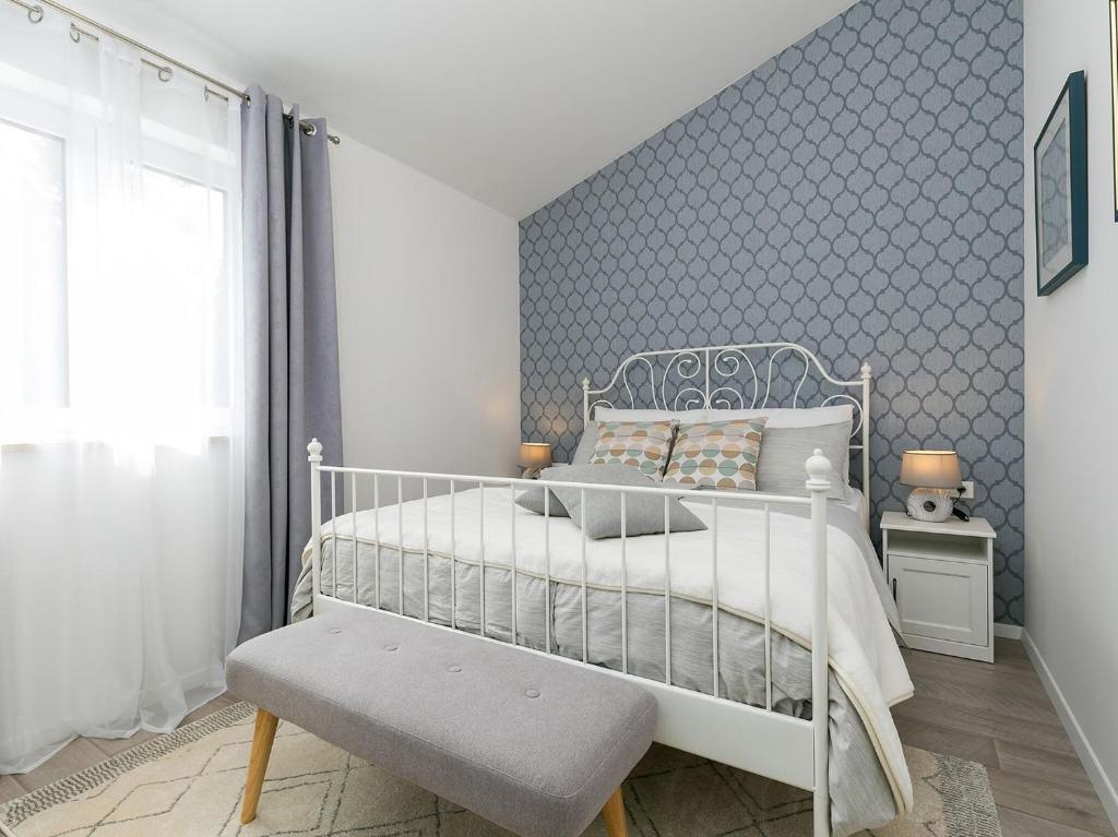 弗尔萨尔Holiday Dream的卧室配有白色的床和蓝色的墙壁
