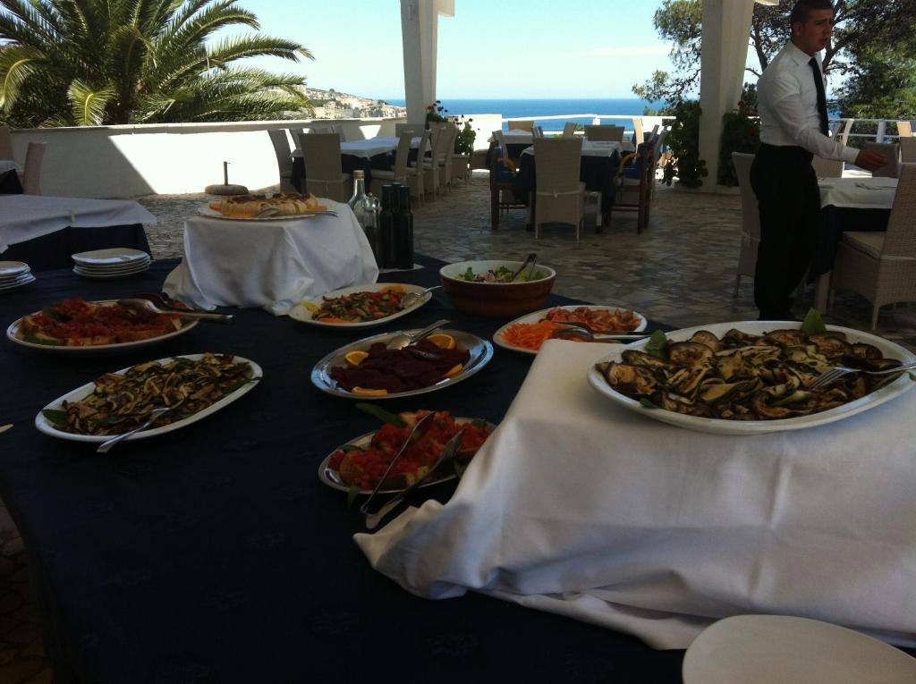 圣多米诺伊登酒店的一张桌子上放着许多盘子的食物