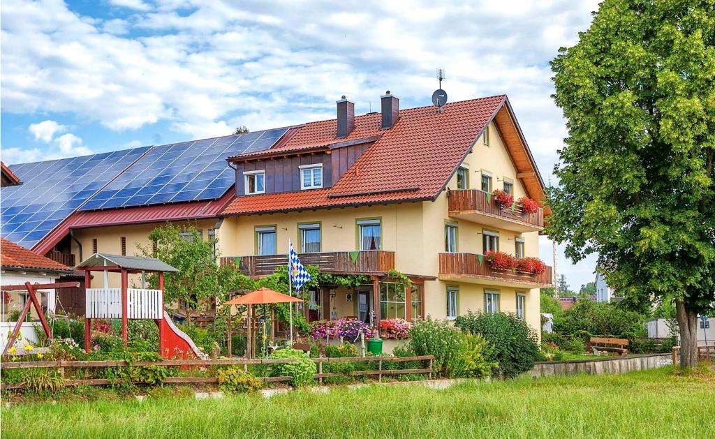 巴特沃里斯霍芬Steffi's Landhof的顶部设有太阳能电池板的房子