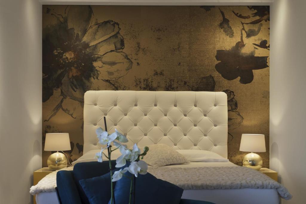 龙基德伊莱焦纳里TiAMo Modern Design Guest House的一间卧室配有一张白色大床,床上有鲜花