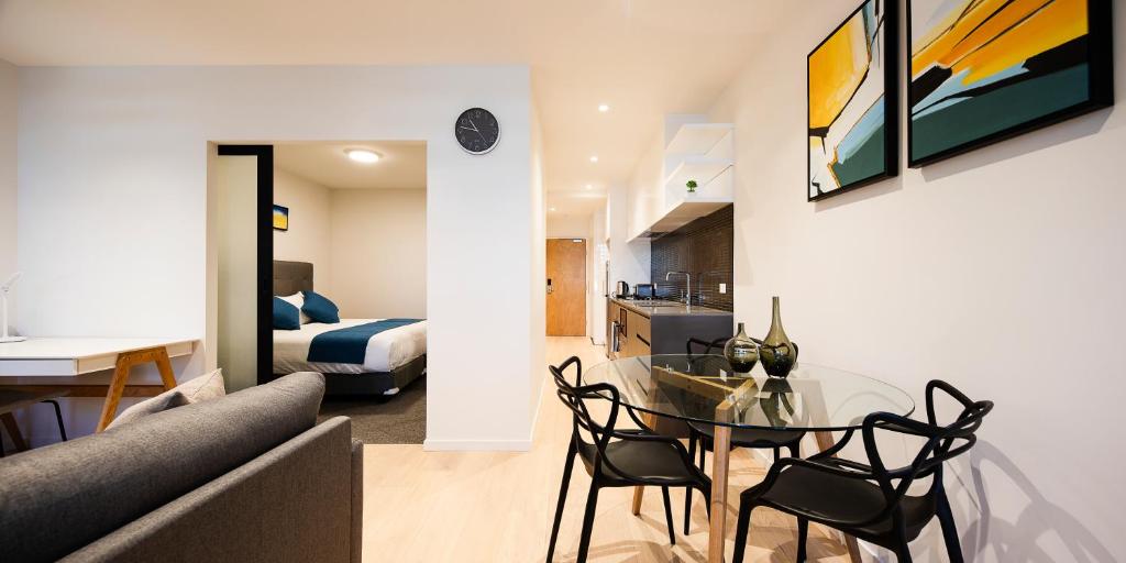 墨尔本Artel Apartments Brunswick的客厅配有沙发和桌子。