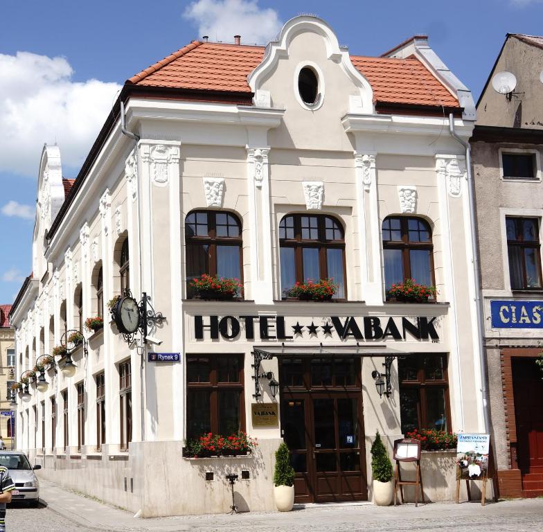 戈卢布-多布任瓦班克酒店的街道上带有酒店标志的建筑