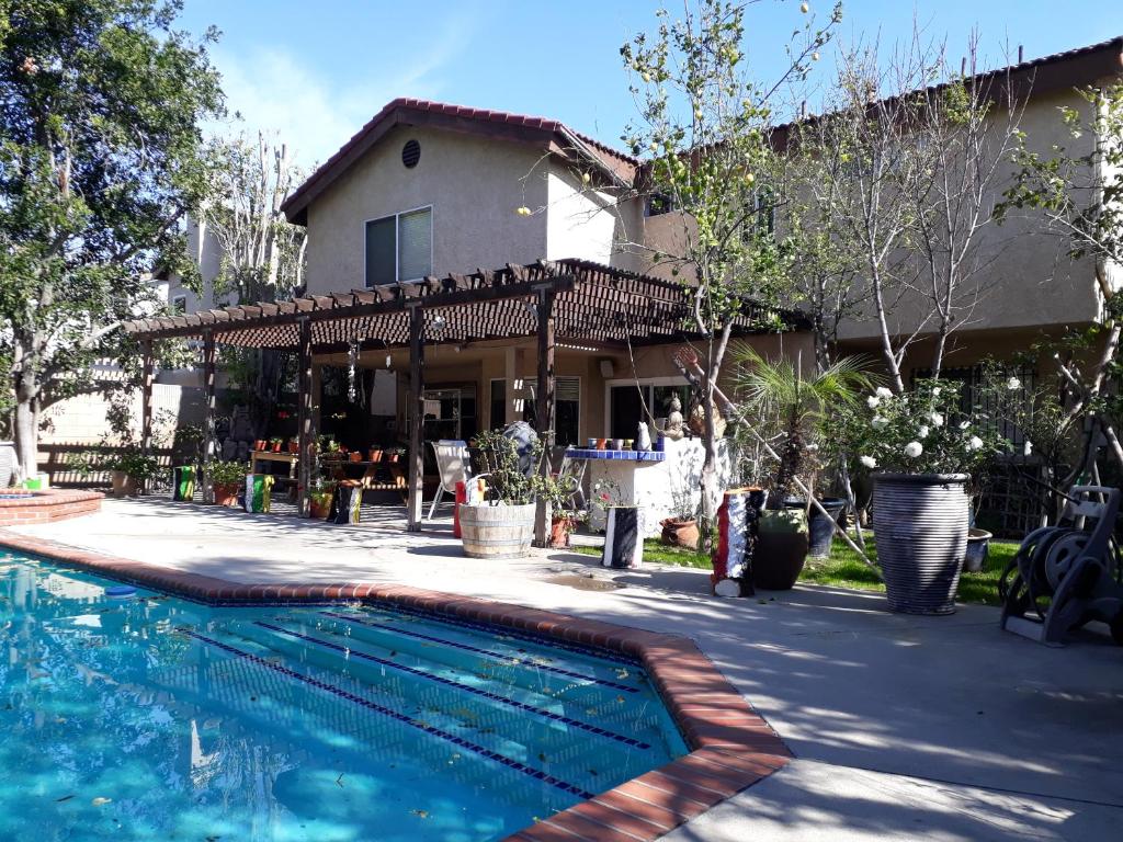 洛杉矶Comfortable Luxury Studio的房屋前有游泳池的房子