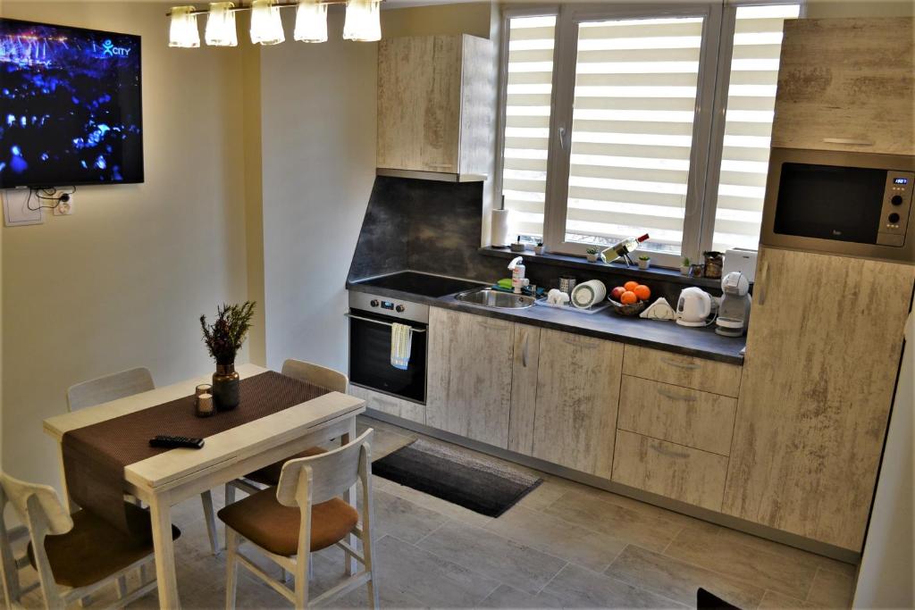 卡尔洛沃Guest Apartment Balkan的一间带桌子的厨房和一间餐厅
