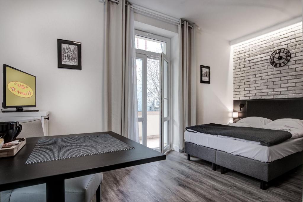 库多瓦-兹德鲁伊维纳斯别墅民宿的一间卧室配有一张床、一张书桌和一个窗户。